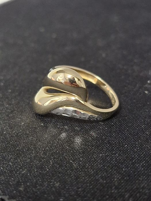 Elegancki pierścionek próby 585 i wadze 2.48gram
