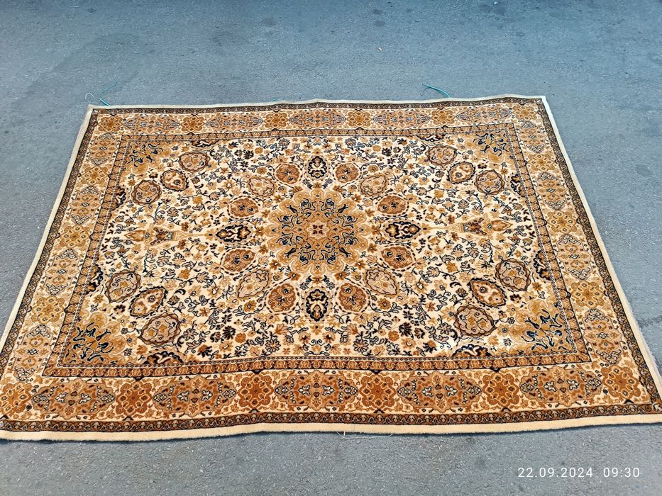 Ковер комнатный в хорошем состоянии