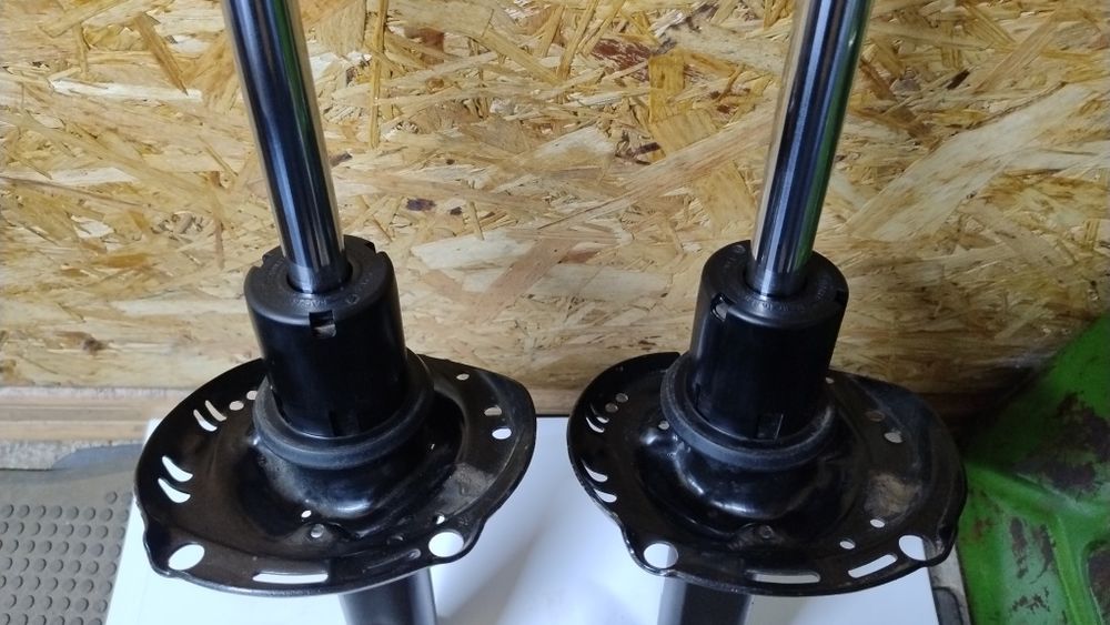 Продам стійкі Сакс орігінал Германия Skoda Octavia a7  пробіг 40 тис