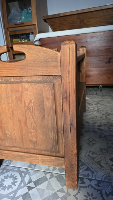 Conjunto de móveis em madeira maciça e em excelente estado.