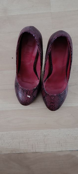 Sapatos vermelhos e pretos, tamanho 35 de salto alto. Tem uma falha de