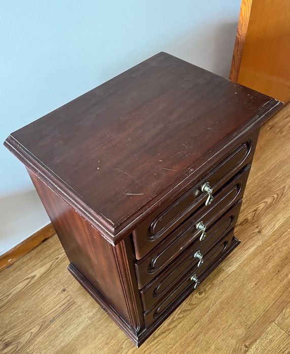 Mesa de Cabeceira / Cómoda em Madeira – 4 Gavetas