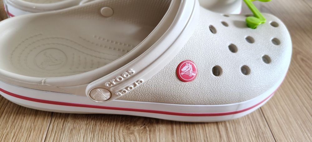Nowe klapki CROCS beżowe z różowym napisem na tyle rozm.40,5