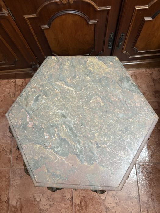 Mesa de centro com tampo em mámore