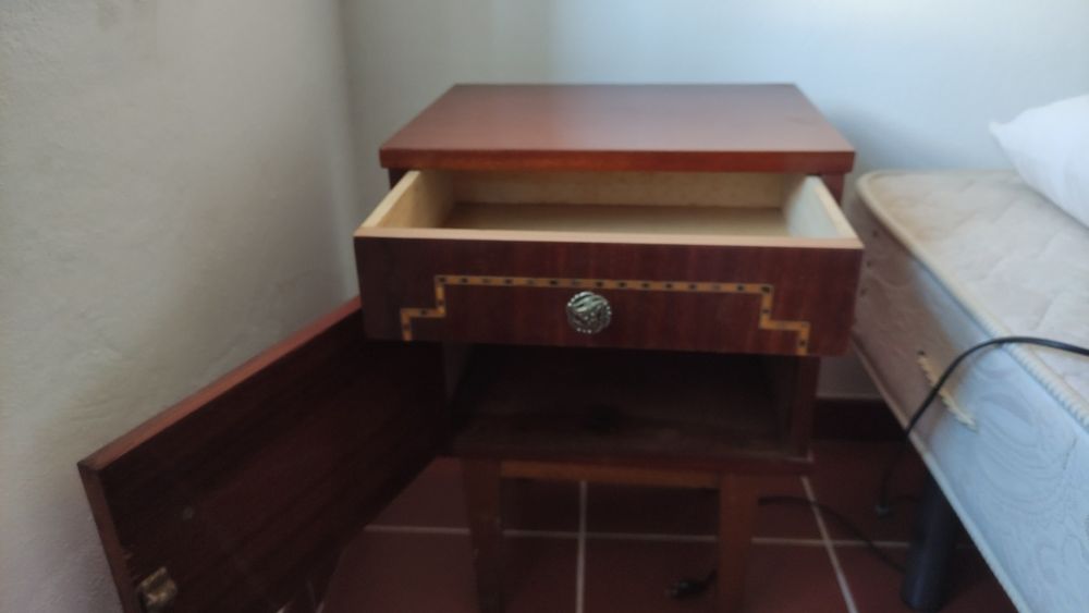 Mesas de Cabeceira Vintage Anos 80 – Elegância Retro