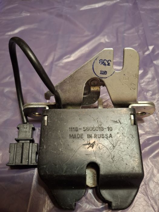 Механізм замка кришки багажника Каліна.