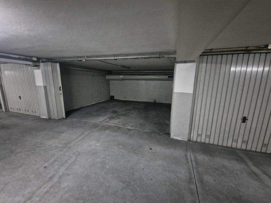 Arrenda-se box fechada para 2 carros junto à Rotunda de Santo Ovidio (metro), Mafamude, Vila Nova de Gaia