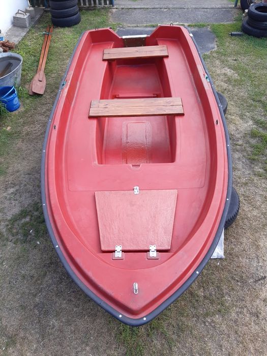 Sprzedam dużą łódkę wędkarską.