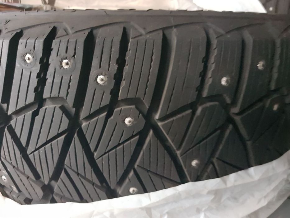 Продам автошини з шипами