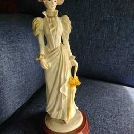 Estatueta Dama antiga em marfinite