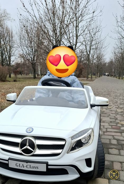 Дитячий електромобіль