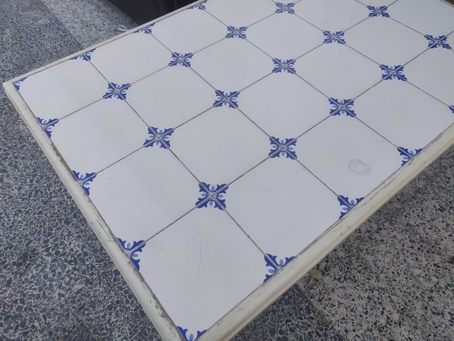 Mesa com azulejos