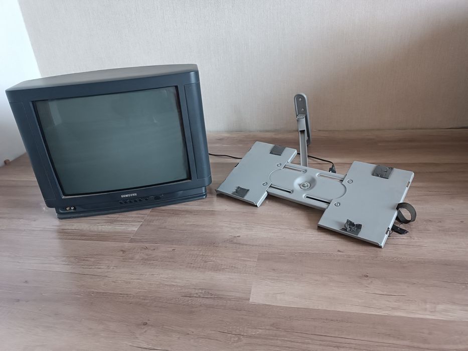 Продам телевізор з настінним кріпленням