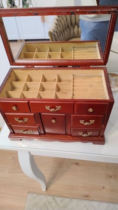 Drewniana szkatułka na biżuterię z lustrem