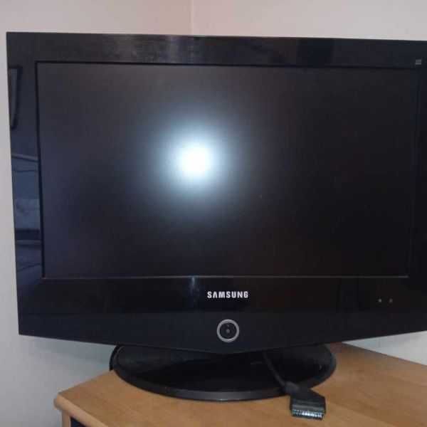 tv samsung 32 cale lcd w pełni sprawny z pilotem