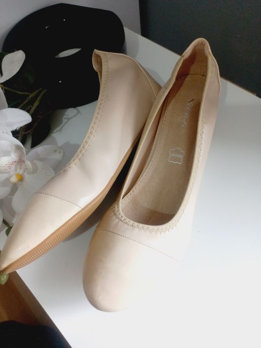 Nowe Eleganckie buty damskie   bezowe na małym koturnie 39