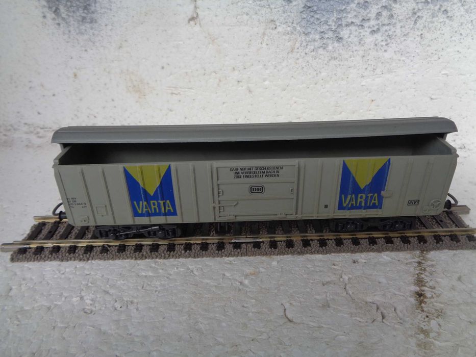 1:87 LIMA Vagão de mercadorias Varta com tampsa de abrir comboio