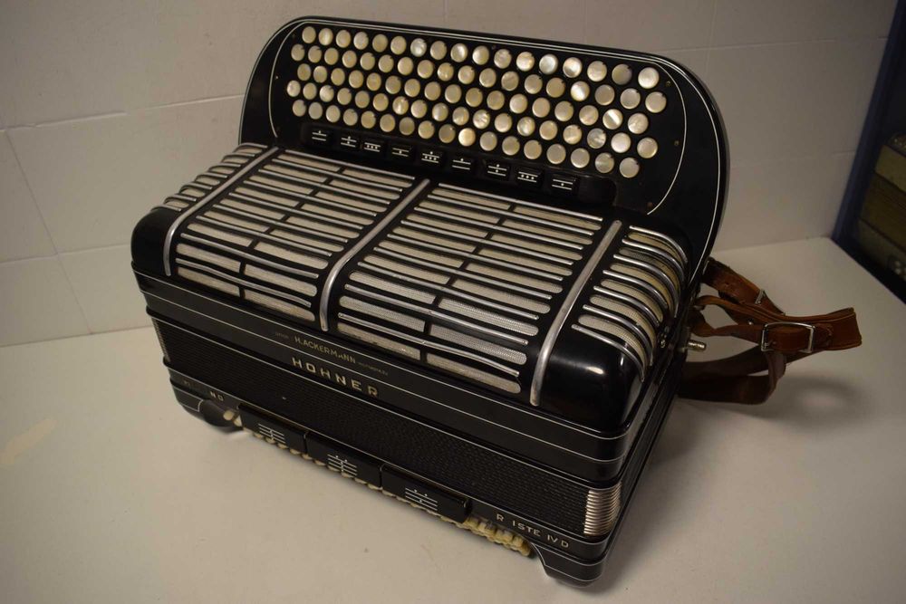 cordeon/Acordeão Hohner Morino à 4 voz 120 baixos. N 277
