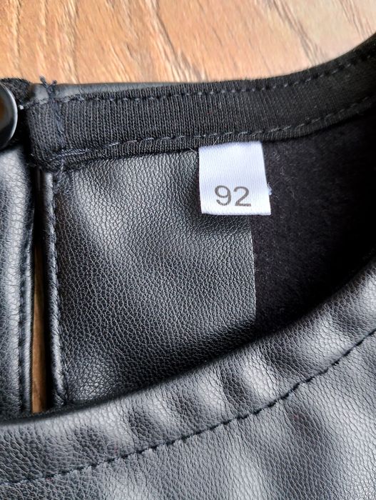 Sukienka A'la skóra z krótkim rękawem