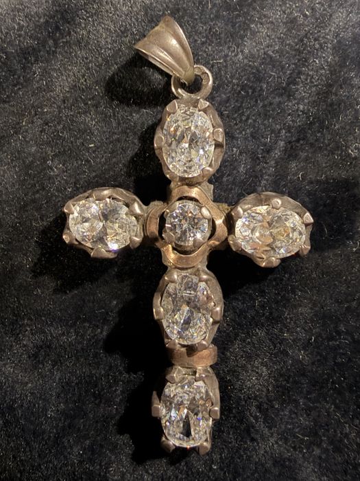 Pendulo Crucifico em prata e pedras