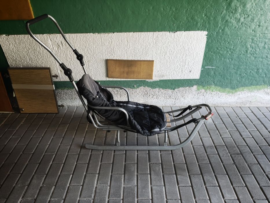Sanki z oparciem i śpiworkiem