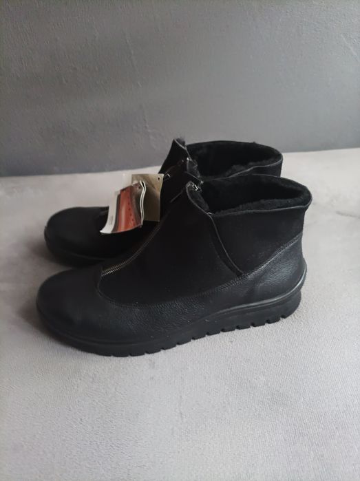 Nietypowa para skórzanych botków r.40 i 41