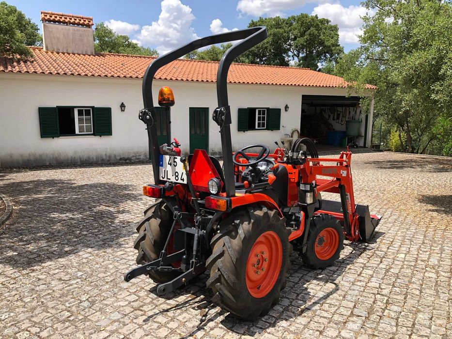 TRATOR KUBOTA B 1620 COMO NOVO + CARREGADOR FRONTAL COM BALDE + CAPINADEIRA/CORTA MATO DE CORRENTES