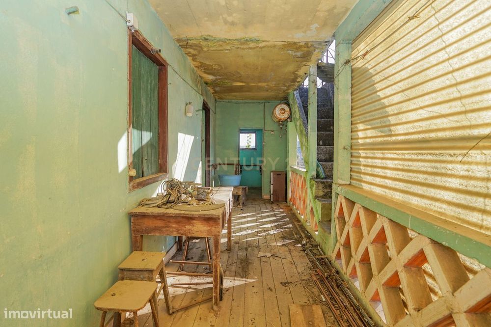 Moradia para restaurar com pátio a poucos minutos de Miranda - Miranda