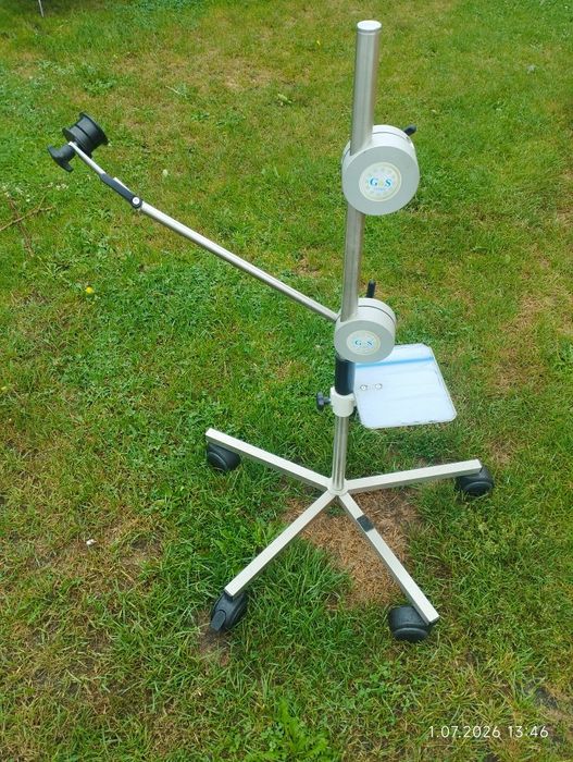 Statyw do lampy na kółkach