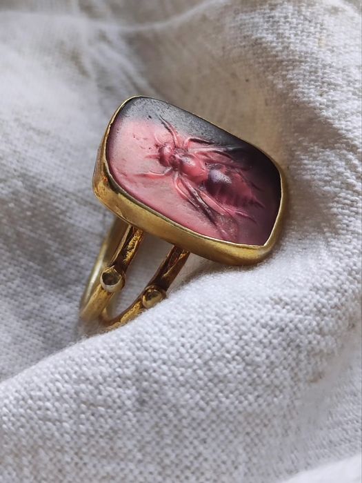 Срібна каблучка з камеєю (intaglio style), бджола