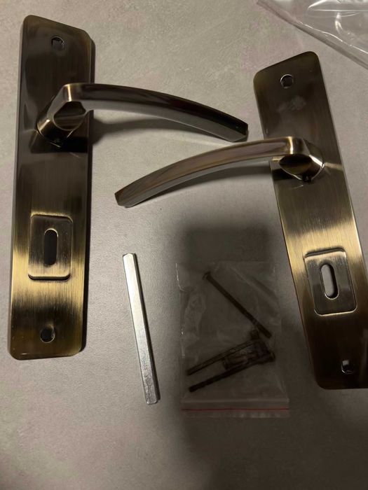 Klamka NOWA mosiądz antyczny Madera na szyldzie z otworem-klucz , 72mm