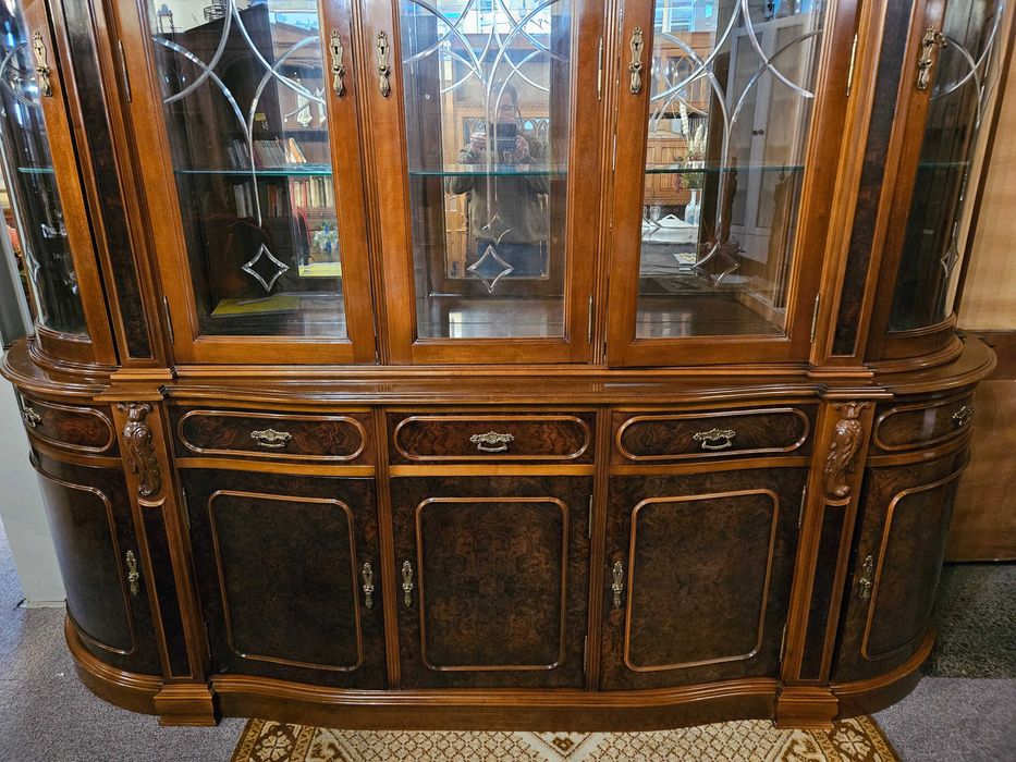 Móvel de sala em madeira, fundo em espelho e prateleiras em vidro -