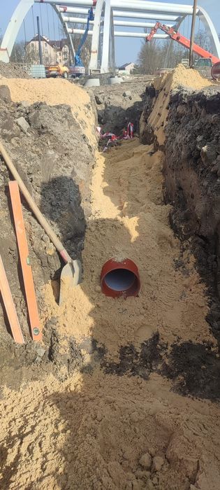 Przyłącza wodociagowe gazowe i Kanalizacyjne.