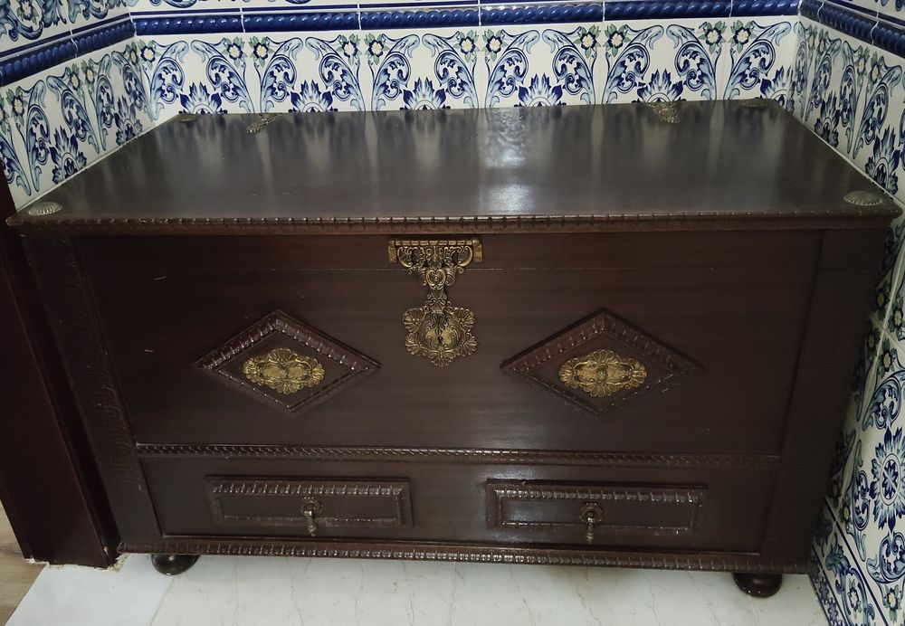 Baú de Madeira Escura Decorado - Espaçoso e Elegante