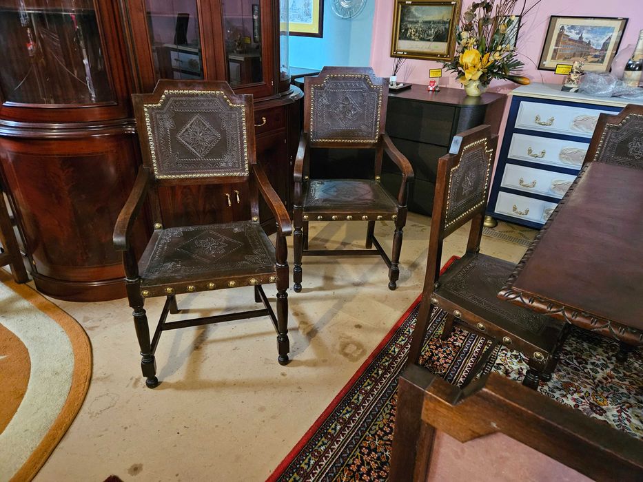 Cadeirões antigos em madeira e couro - Valor unitário -