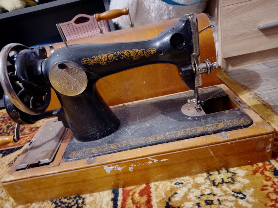 Продам швейную машинку