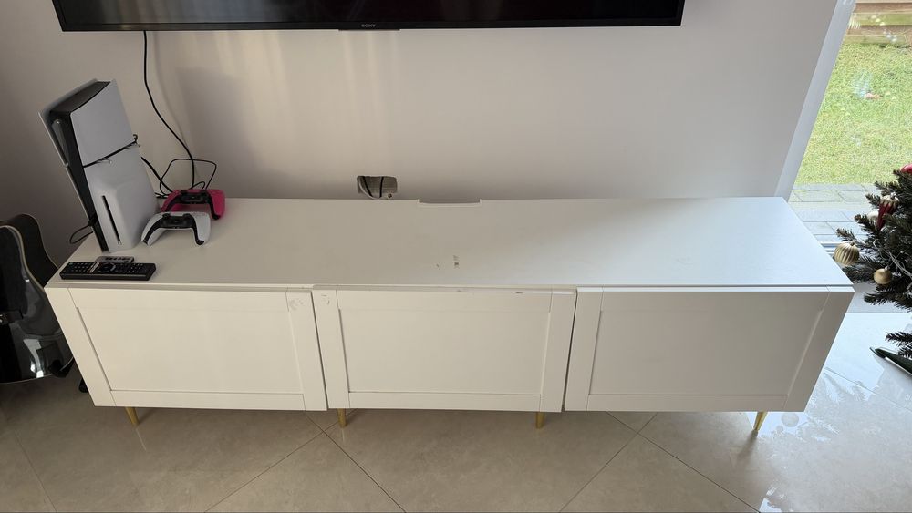 Szafka RTV na złotych nogach