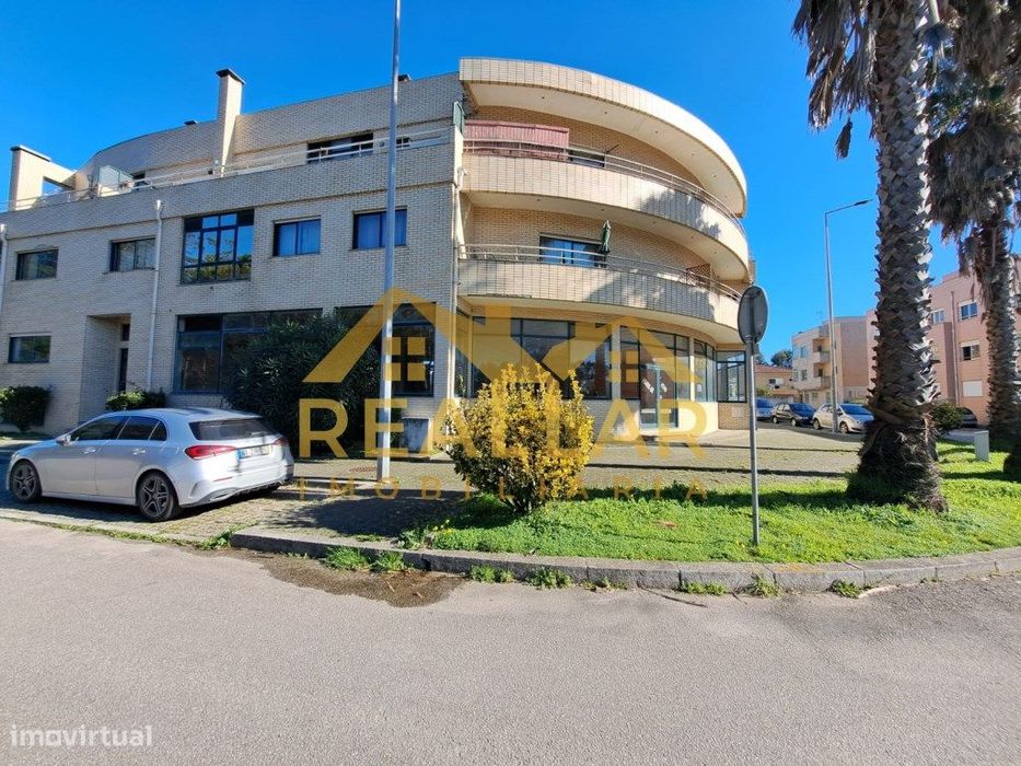 Excelente Loja de gaveto - Madalena - Vila Nova de Gaia