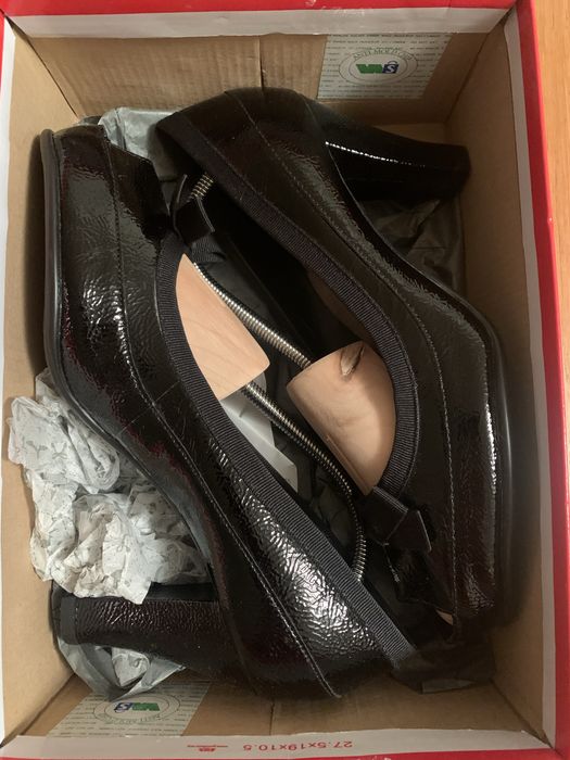 Lakierowane buty na obcasie