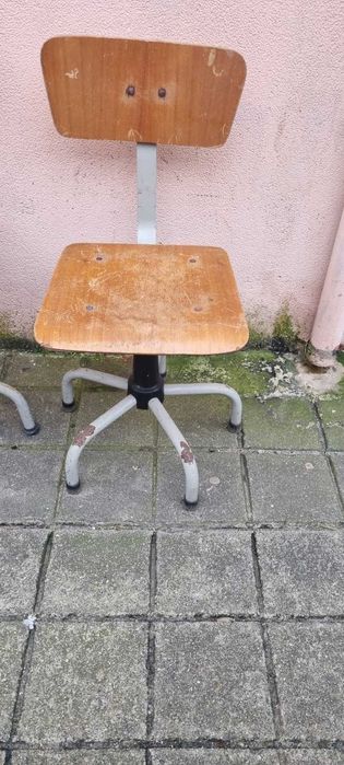 Cadeiras industriais ajustáveis antigas