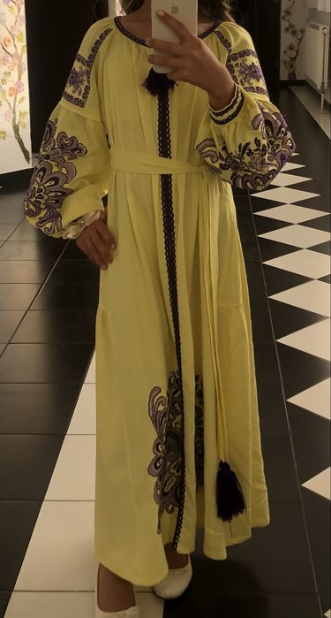 Довге , жовте вишита сукня