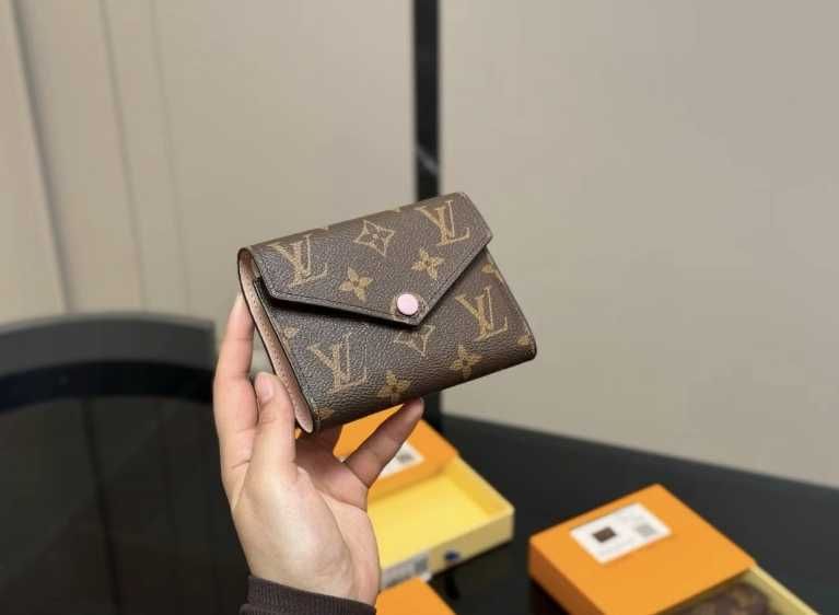 LOUIS VUITTON Victorine Różowy guzik
