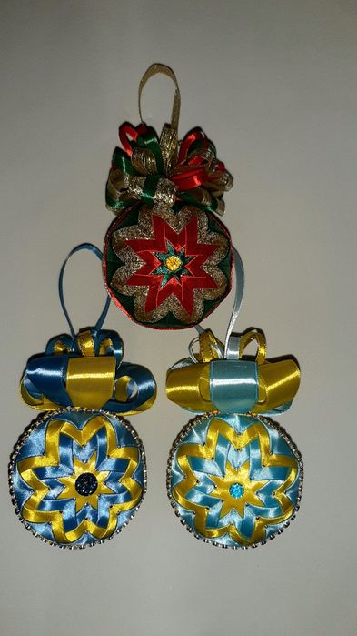 Новорічні шари на ялинку