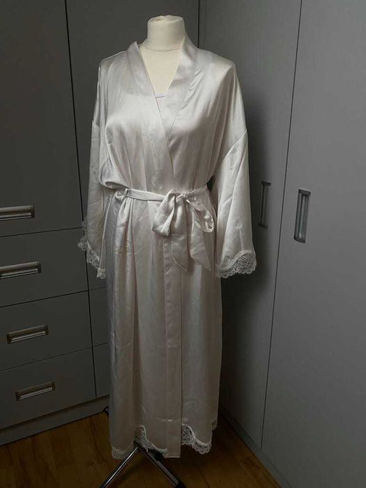 Victoria's Secret Długi satynowy szlafrok z koronką