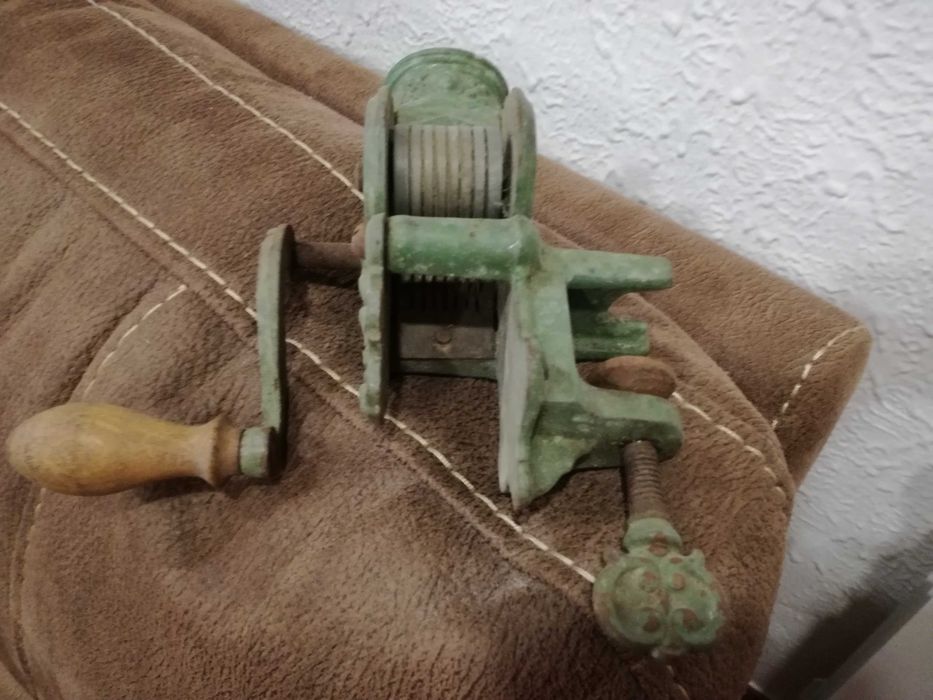 Antigo Cortador de Feijão Verde c/ Cabo Manivela em Madeira