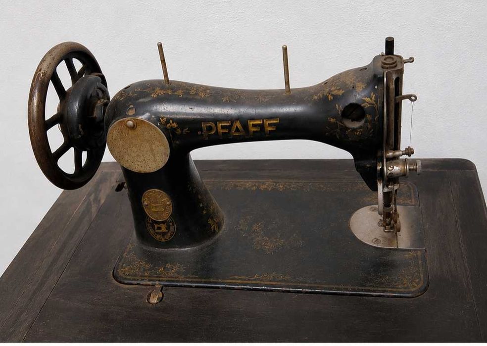Máquina de Costura Antiga PFAFF com Móvel e Pedal