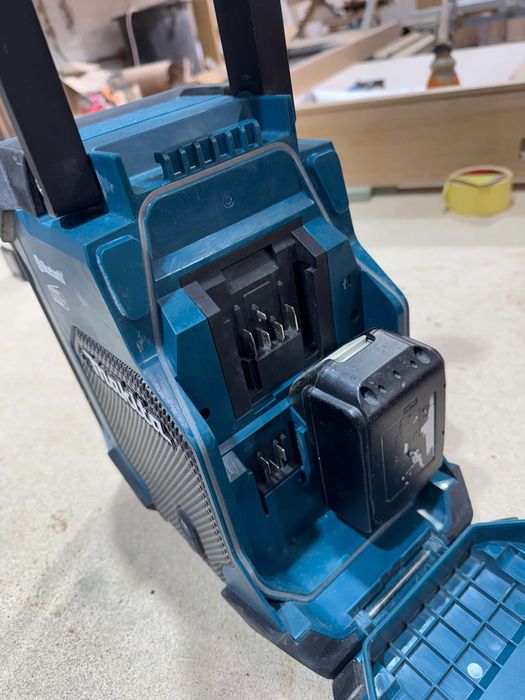 Makita MR007 G radio