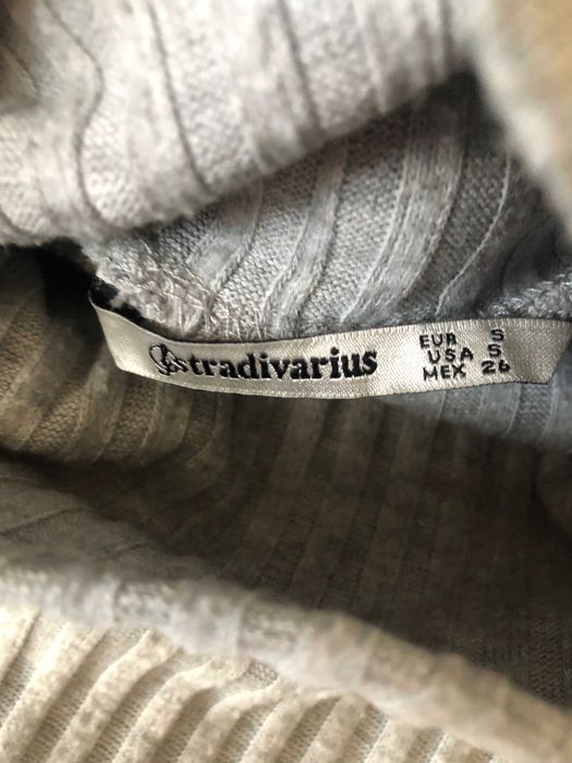 Szara sukienka z golfem, rozkloszowana Stradivarius