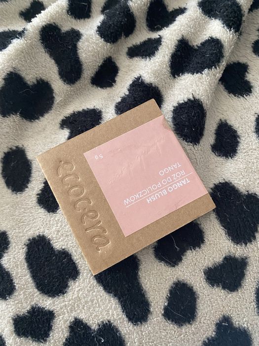 róż makijaz ecocera odcien tango