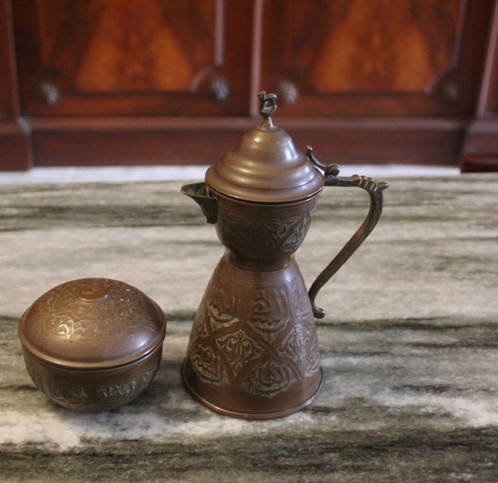 Dallah / chaleira/ cafeteira de cobre decorada com padrões ornamentais